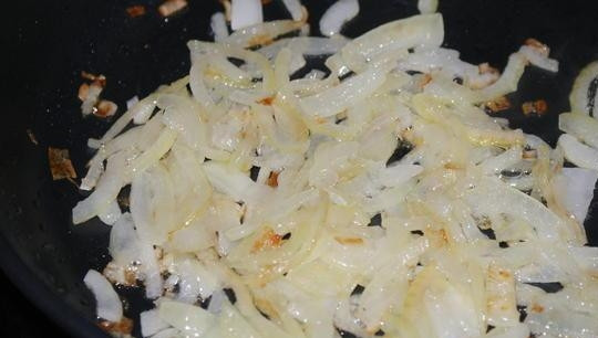 1. Этап. Салат Гранатовый браслет с сыром: На разогретой сковороде обжарьте лук четвертинками в масле до золотистого цвета.