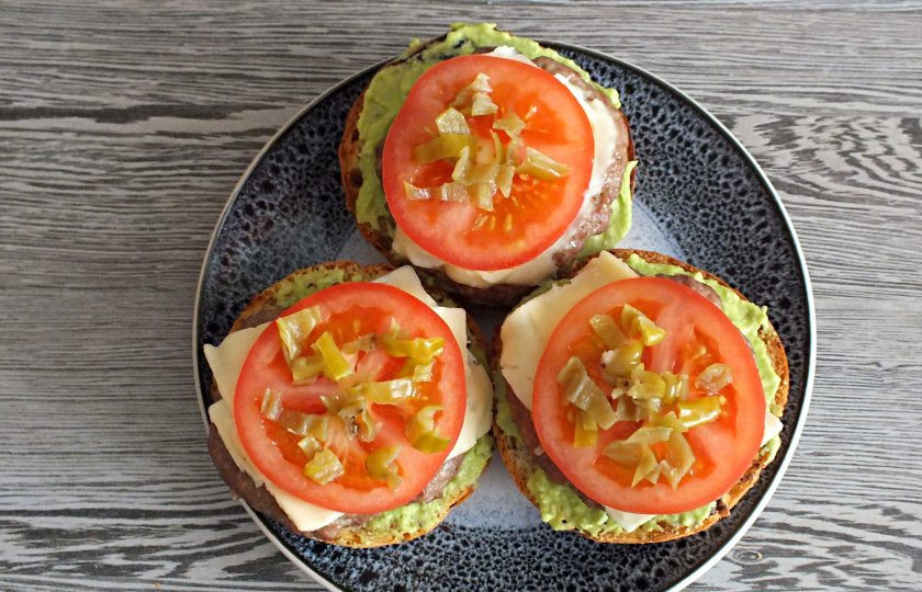 1. Этап. Мексиканские бургеры: Далее помидор, сверху нарезанный острый перец.