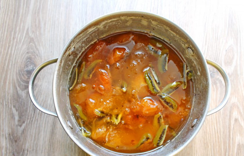 1. Этап. Варенье из абрикосов и киви: Снова поставьте варенье на медленный огонь, доведите до кипения и варите еще 5 минут. Снимите с огня и полностью остудите.