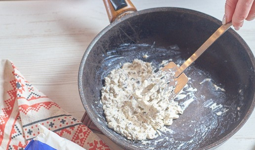 1. Этап. Фаршированные яйца с сыром: Немного потомить грибы с сыром.