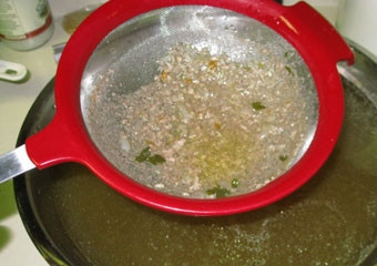 1. Этап. Суп с курицей и гречкой: Сам бульон процеживаем в миску. Он нам еще пригодится.