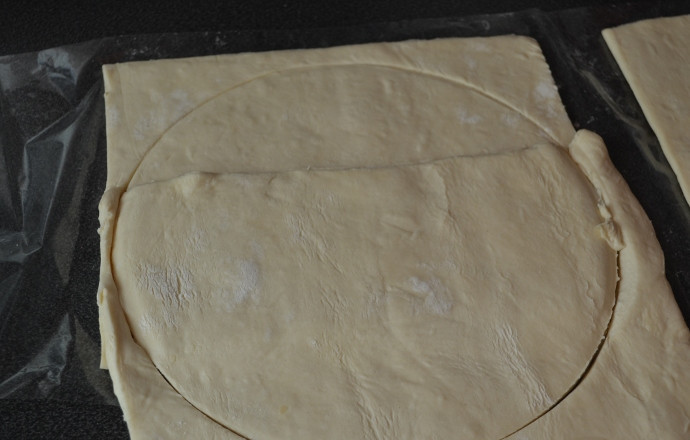 1. Этап. Пирог с черникой в мультиварке: Готовое тесто размораживаем и подручными средствами вырезаем из него круг диаметром чуть больше чем чаша мультиварки.