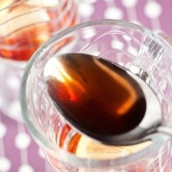 1. Этап. Имбирный чай с клубникой: Наливаем в каждую чашку по чуть-чуть клубничного сиропа.