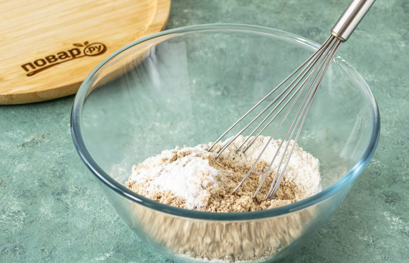 1. Этап. Солодовые хлебцы: В большой глубокой миске смешайте ржаную муку, измельченные овсяные отруби и лен, соль и разрыхлитель.