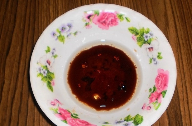 1. Этап. Картофель, запеченный в соевом соусе с чесноком: Сделайте соус. Смешайте растительное масло с измельчённым чесноком и соевым соусом. Всё хорошо перемешайте.