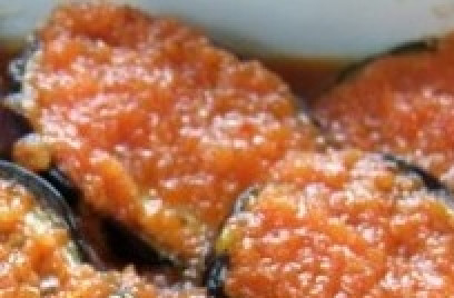 1. Этап. Баклажаны в аджике: Порежьте баклажаны, смешайте с аджикой. Собственно, закуска готова - теперь ее можно или подавать к столу, или закатывать в банки и отправлять на хранение.