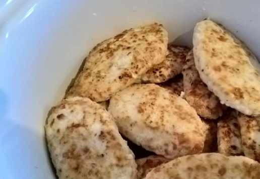 1. Этап. Куриные котлеты нежные: Выложить котлеты в кастрюлю, долить немного воды на дно кастрюли. Пропарить под крышкой на небольшом огне 30 минут