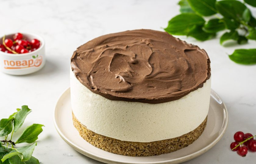 1. Этап. Постный торт Птичье молоко: Аккуратно извлеките торт из кулинарного кольца. Постный торт 