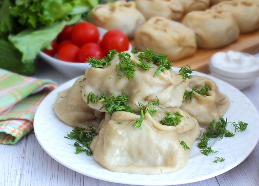 1. Этап. Манты с индейкой: Готовые манты подавайте горячими, с любимыми добавками (сметаной, кетчупом, зеленью). Приятного аппетита!