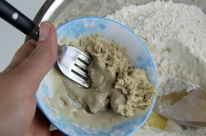 1. Этап. Фокачча (рецепт): 6. Добавьте в муку смесь дрожжей с молоком.