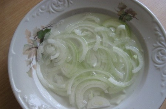 1. Этап. Салат Лист папоротника: 2. Переложите луковицу в миску, залейте ее водой и добавьте уксус, посолите и добавьте сахар. Оставьте на несколько минут.