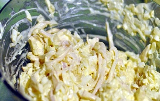 1. Этап. Салат с кальмарами и яйцами: 5. Заправьте по вкусу майонезом и добавьте соль. Все, легкий и аппетитный салатик можно подавать к столу.