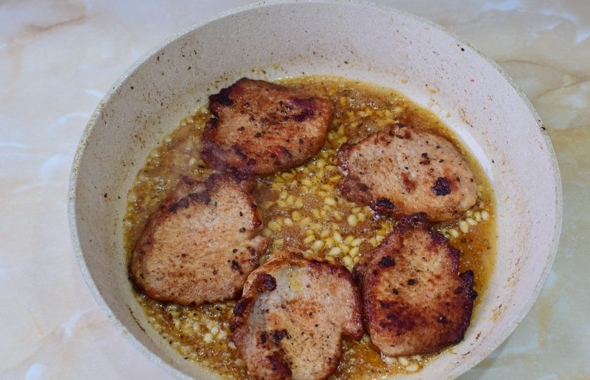 1. Этап. Свинина с кедровыми орешками: Затем верните в сковороду мясо. Окуните его в соус с двух сторон. Прогрейте по минуте с каждой стороны.
