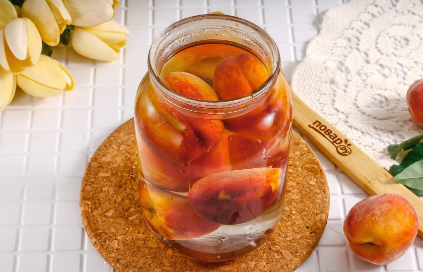 1. Этап. Компот из персиков с косточкой на зиму: Вскипятите горячую воду и залейте в банки практически до краев.