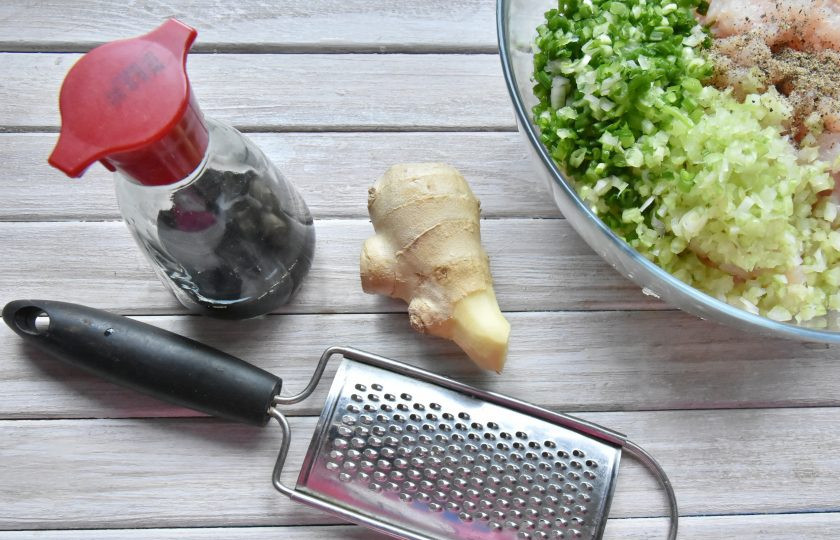 1. Этап. Момо с курицей: Добавьте в начинку натертый на терке корень имбиря, соевый соус, соль по вкусу и черный молотый перец. Хорошенько вымесите фарш.