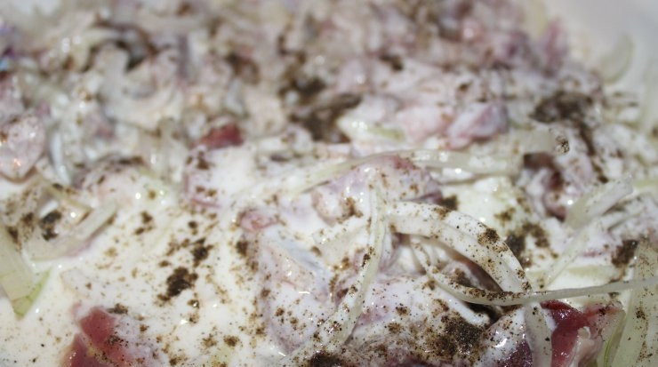 1. Этап. Куриные желудки по-деревенски: Далее влейте к ингредиентам кефир, добавьте соль и перец. Перемешайте. Оставьте желудки мариноваться на ночь в холодильнике.