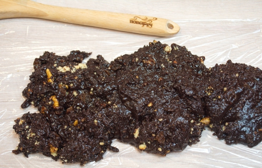 1. Этап. Шоколадная колбаса: На столе расстелите пищевую пленку. На нее выложите шоколадную массу. Соберите края пленки, придайте массе форму колбасы.