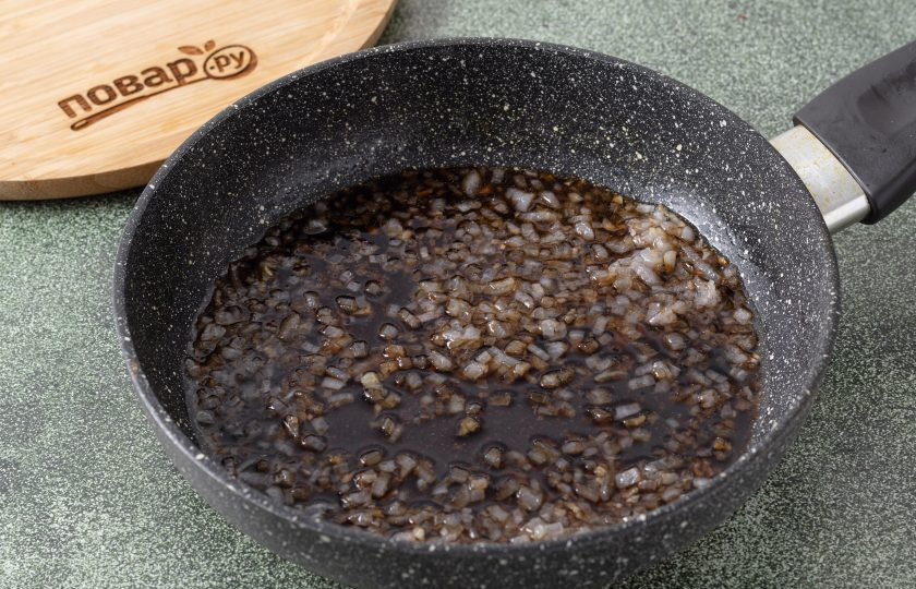 1. Этап. Соус с маринованным имбирем: Влейте соевый соус и яблочный уксус. Прогрейте еще 1 минуту.