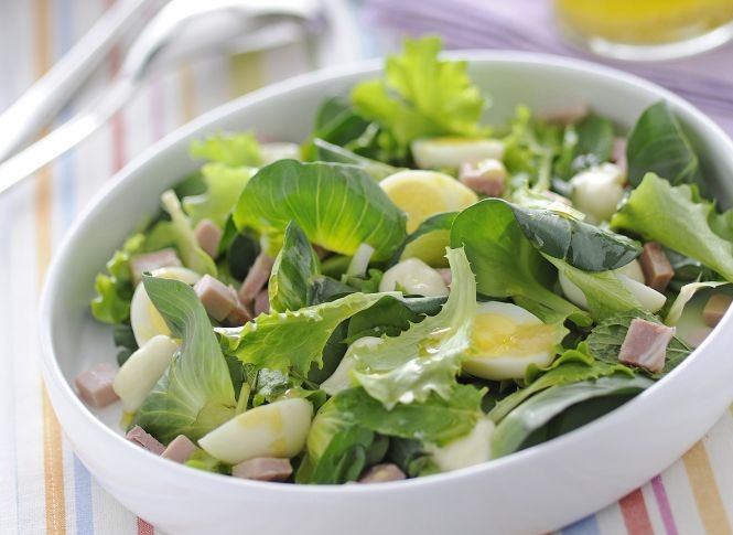 1. Этап. Летний салат Ароматный: 4. Всю зелень и травы переберите, почистите и хорошо промойте под проточной холодной водой, затем обсушите. В салатную миску нарвите зелень и листья руками, добавьте все подготовленные продукты и заправку, аккуратно перемешайте и подавайте ароматный салат на стол. Приятного аппетита!