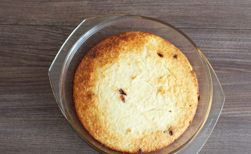 1. Этап. Творожная запеканка с кускусом: По истечении времени достаньте запеканку из духовки. Она должна быть равномерно плотной и румяной. Немного остудите в форме и подавайте к столу.