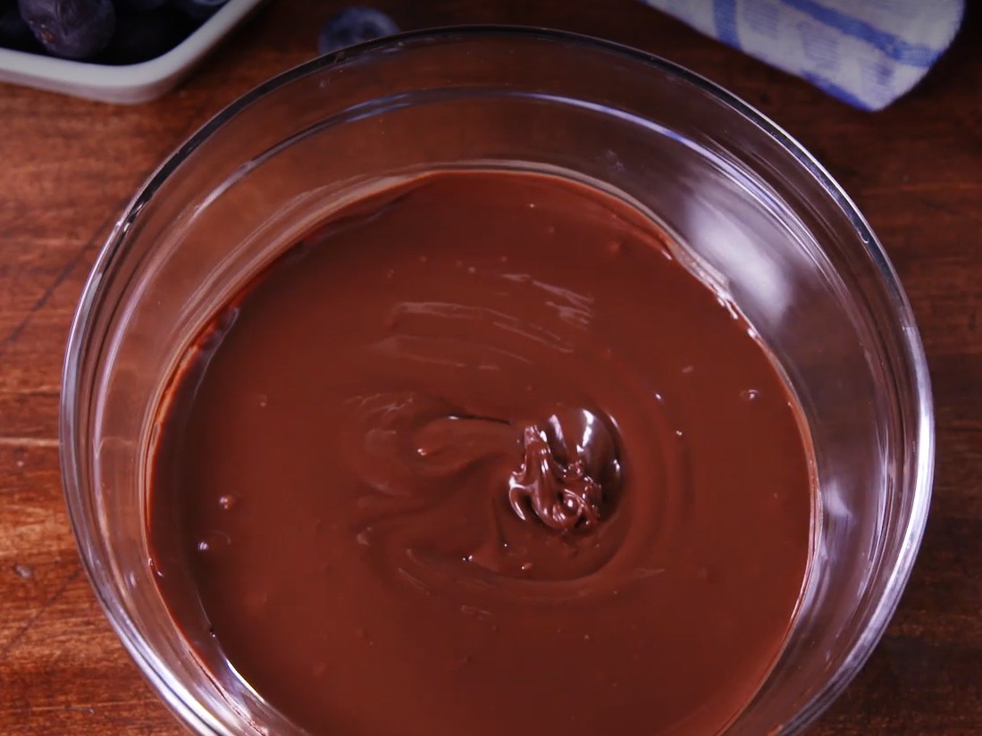 1. Stage. Chocolate Blueberry Clusters: Line a small baking sheet with parchment paper. In a medium bowl, mix melted chocolate with coconut oil.