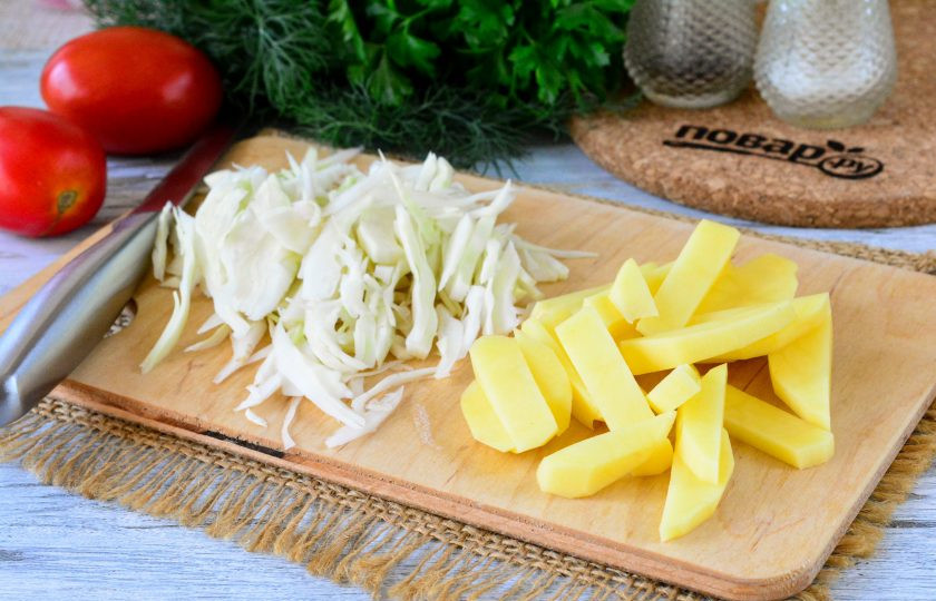 1. Этап. Борщ без зажарки: Нашинкуйте капусту, картофель нарежьте средними брусочками.