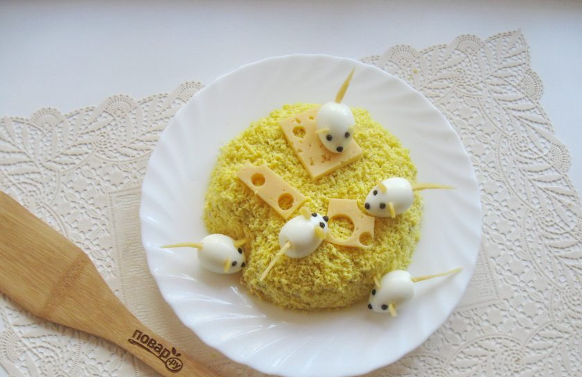 1. Этап. Салат Мышка с сыром: Перепелиные яйца сварите вкрутую, охладите и очистите. Из этих яиц сделайте мышек. Глазки и носик из черного перца горошком. Ушки и хвостик из сыра.