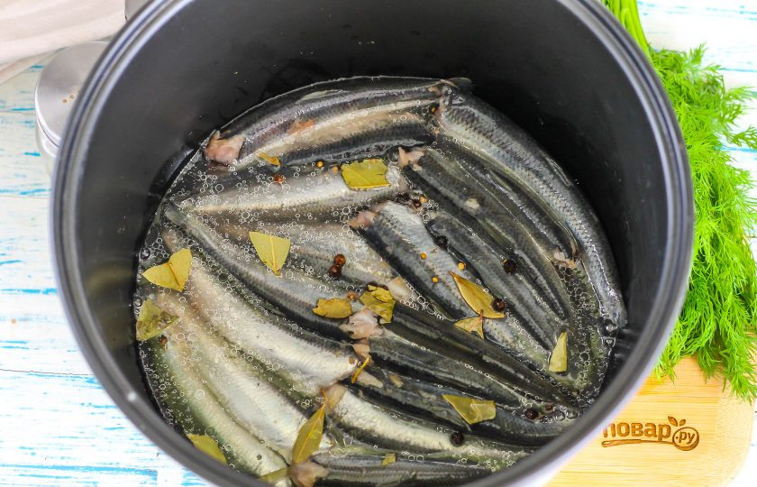 1. Этап. Салака в мультиварке: Влейте воду, растительное масло, всыпьте соль, лавровые листья, горошины черного перца, зерна горчицы.