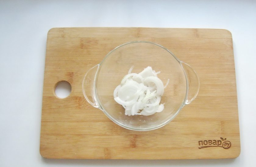 1. Этап. Салат Аристократ с курицей: Репчатый лук нарежьте и выложите в миску.