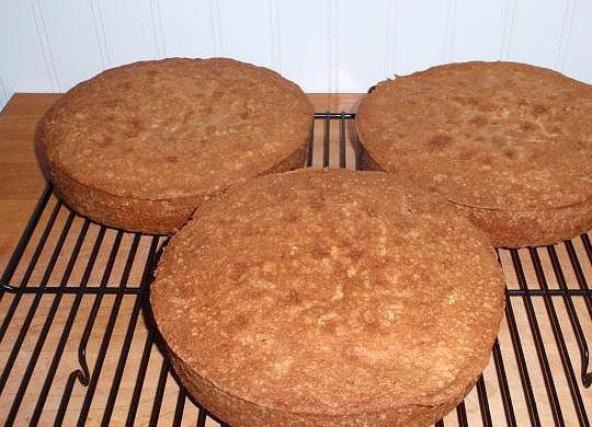 1. Этап. Кремовый торт: Первым делом приготовьте три бисквитных коржа по своему любимому рецепту. Можете взять и готовые магазинные изделия.