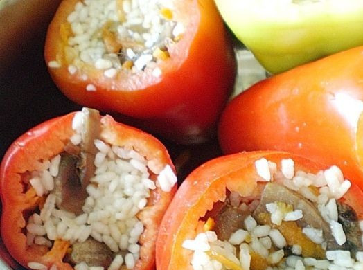 1. Этап. Перец, фаршированный грибами и рисом: Выкладываем лук с морковью и томатом в кастрюлю, в которой мы будем тушить перцы. Затем ставим зафаршированные перцы и доливаем воды столько, чтобы она доходила до края перцев. Солим, можно добавить сухую и свежую нарубленную зелень укропа, петрушки. Тушим на небольшом огне минут 30-40. Те, кто не постится, могут добавить в соус сметану.