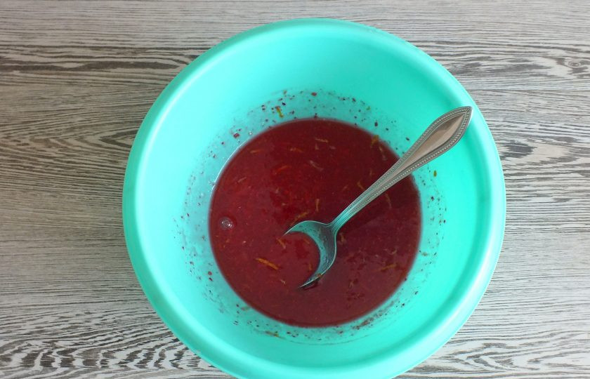 1. Этап. Малиновый пудинг: Добавьте цедру и сок в малиновое пюре с сахаром. Перемешайте.