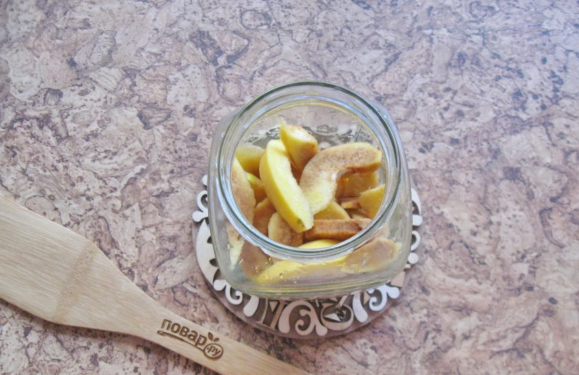 1. Этап. Настойка из айвы: Выложите нарезанную айву в банку.