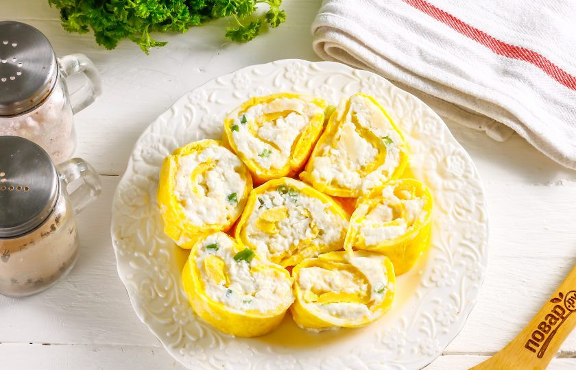 1. Этап. Рулет на год Крысы: Нарежьте рулет на порционные кусочки и выложите на тарелку.