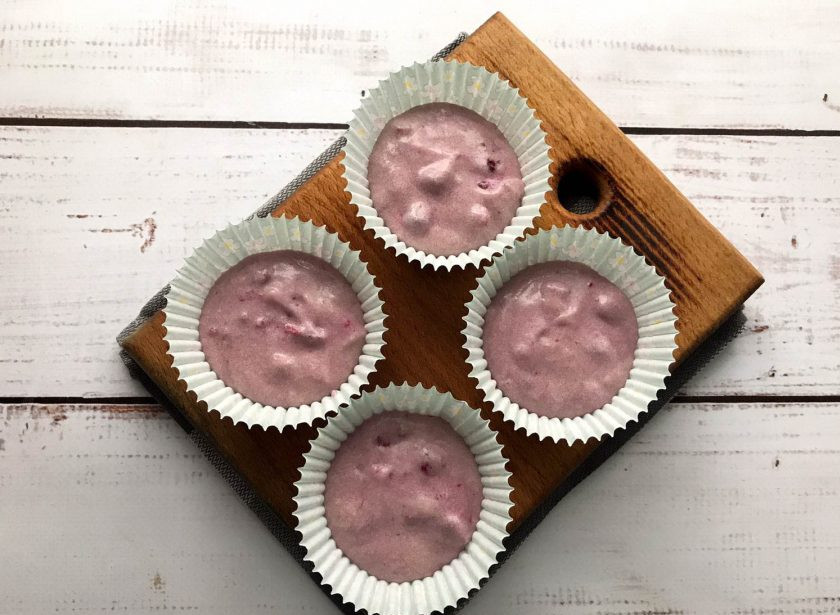 1. Этап. Кексы с красной смородиной: Разлейте тесто по формочкам и отправьте в предварительно разогретую духовку до 180 градусов на 25-30 минут.