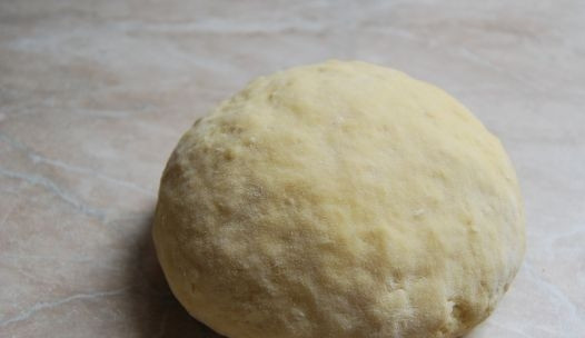 1. Этап. Торт Наполеон с очень вкусным кремом: К оставшийся муке добавьте яичную жидкость. Замешайте тесто.