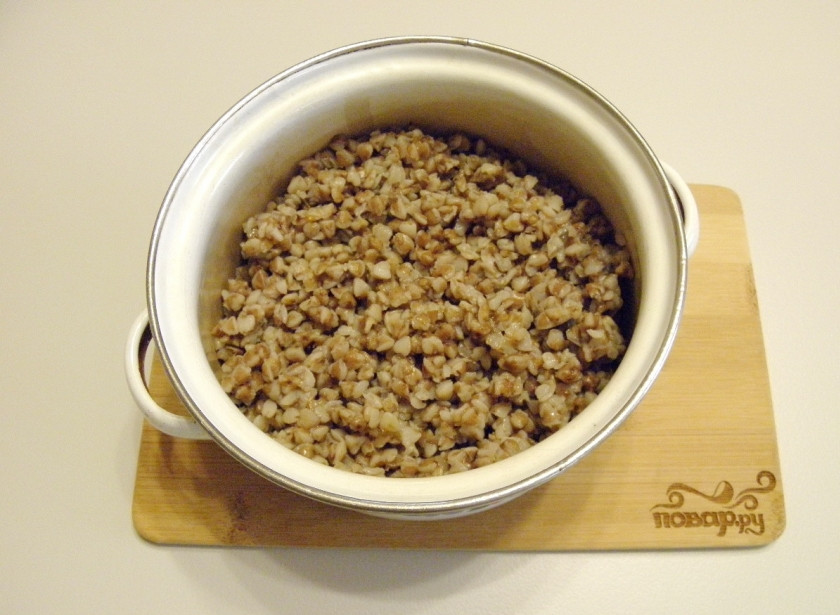 1. Этап. Постные котлеты из гречки: Отварите гречневую крупу в двух стаканах воды с солью.