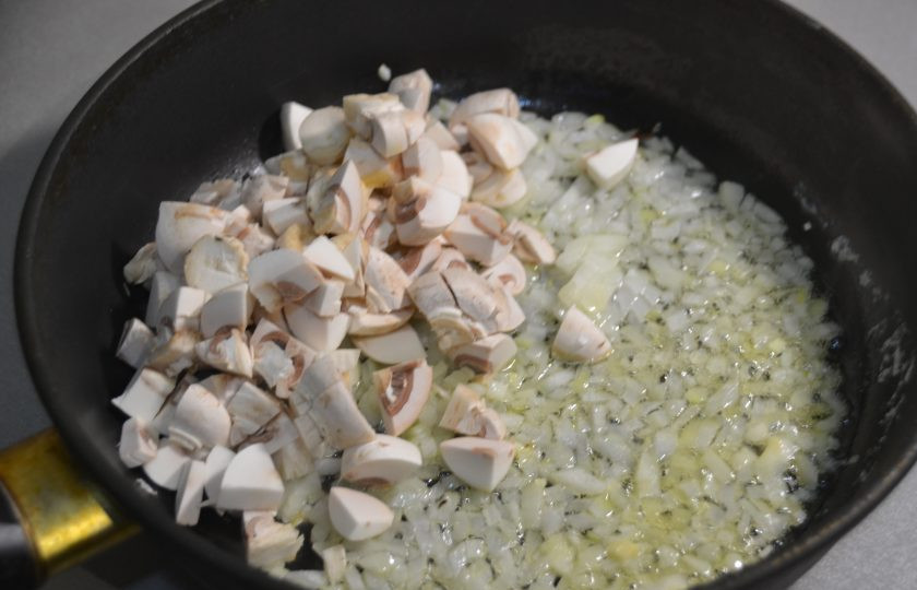 1. Этап. Перепечи с грибами: После чего добавьте грибы и жарьте до готовности.