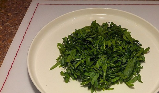 1. Этап. Новогодний салат мандариновый с сыровяленой индейкой: Рукколу промыть, просушить