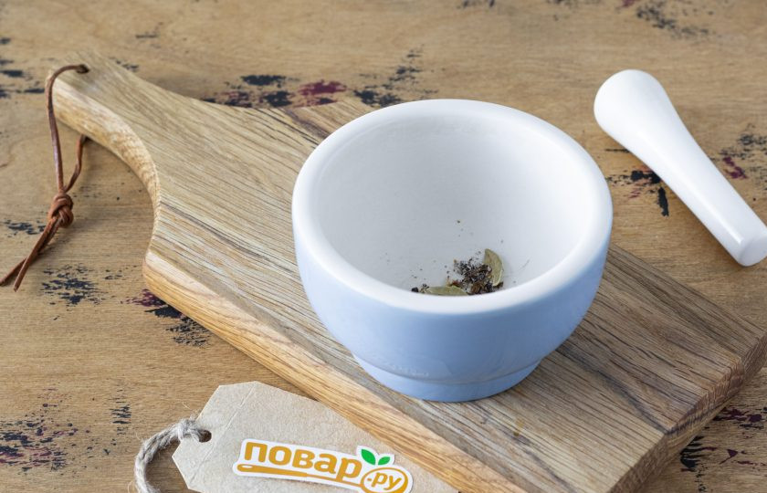 1. Этап. Имбирь при кашле: Кардамон раздавите в ступке.