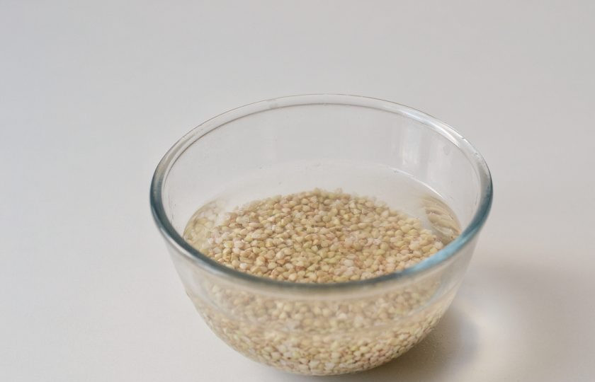 1. Этап. Роллы из гречки: Промойте гречку, залейте водой и оставьте на 6 часов. Затем слейте воду, тщательно промойте гречку.