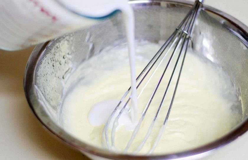 1. Этап. Мороженое с киви: 5. Потом в сливочную массу влейте сыворотку и добавьте киви. Приготовьте всё в мороженице по инструкции.