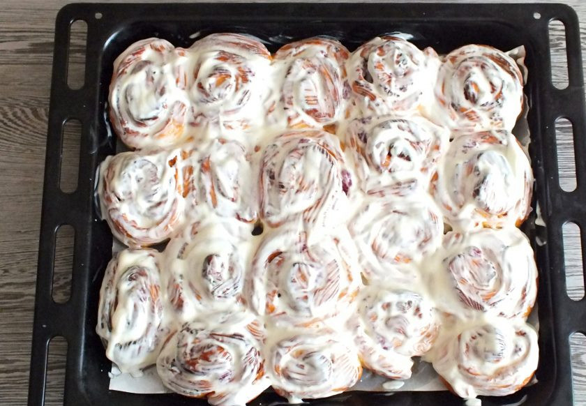 1. Этап. Синнабоны с малиной: Еще горячие синнабоны смажьте подготовленным кремом. Оставьте на противне до полного остывания.