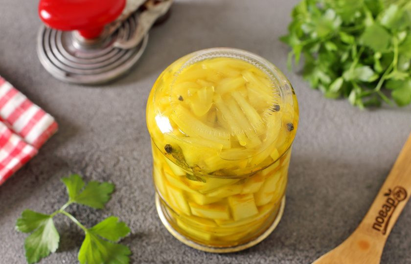 Маринованные кабачки с куркумой на зиму 1. Этап. Маринованные кабачки с куркумой на зиму: Затем банку закрутите, переверните, укутайте и оставьте до остывания.