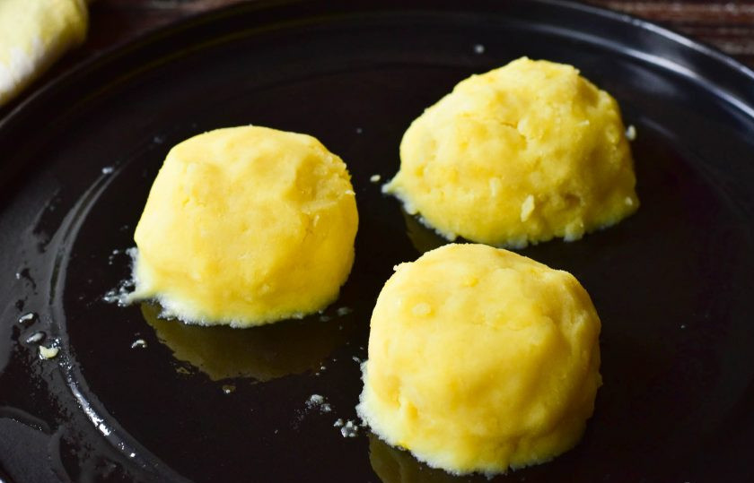 1. Этап. Мясо запеченное в пюре: Накройте его картофельной массой.