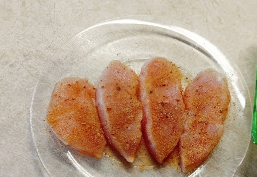 1. Этап. Салат с индейкой и томатной заправкой: Грудку индейки приправить любимыми специями для птицы.