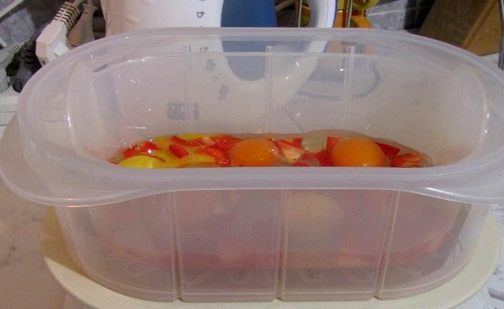 1. Этап. Яичница в пароварке: Устанавливаем форму на пароварку и готовим яичницу в течение 20 минут.