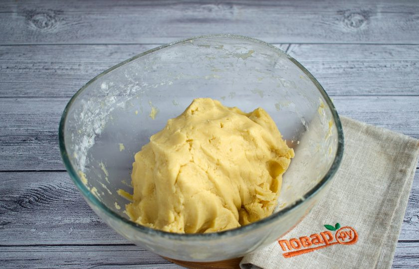 1. Этап. Домашнее масляное печенье: Добавьте просеянную муку, замесите мягкое тесто.