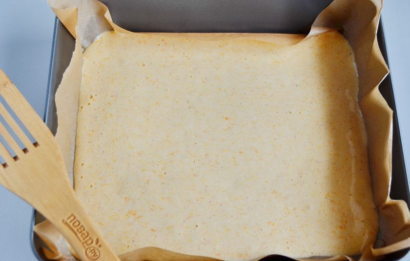 1. Этап. Тыквенный рулетик: Застелите форму пергаментом. Перелейте тесто, разровняйте и отправьте в духовку на 15 минут. Температура — 180 градусов.