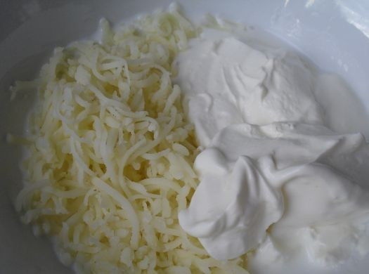 1. Этап. Рагу с мясом и овощами: В мисочку натираем сыр и добавляем к нему сметану. Очищаем чеснок и мелко рубим. Смешиваем сыр, чеснок и сметану.